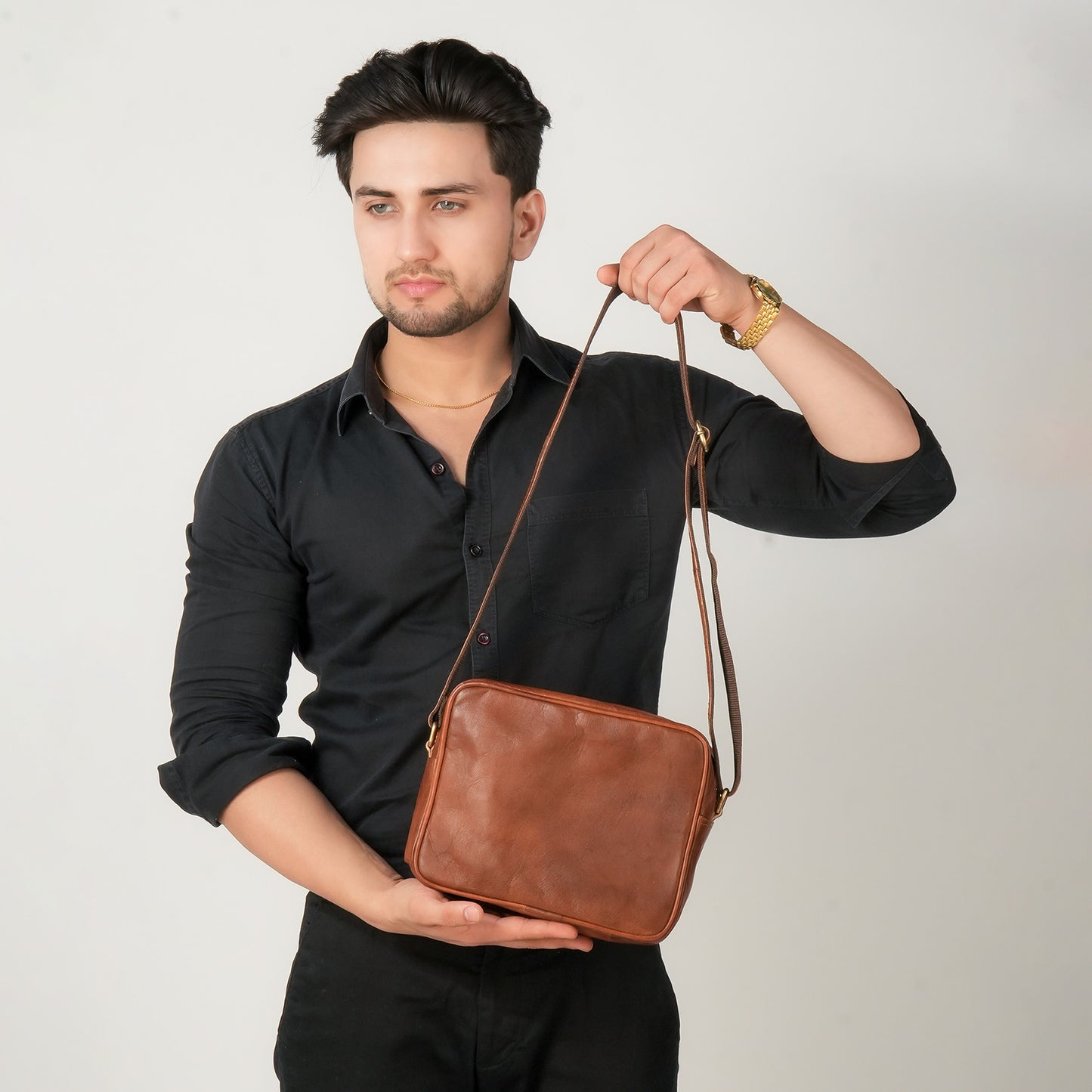 Godzi Unisex Leather Crossbody Bag – Compact Brown