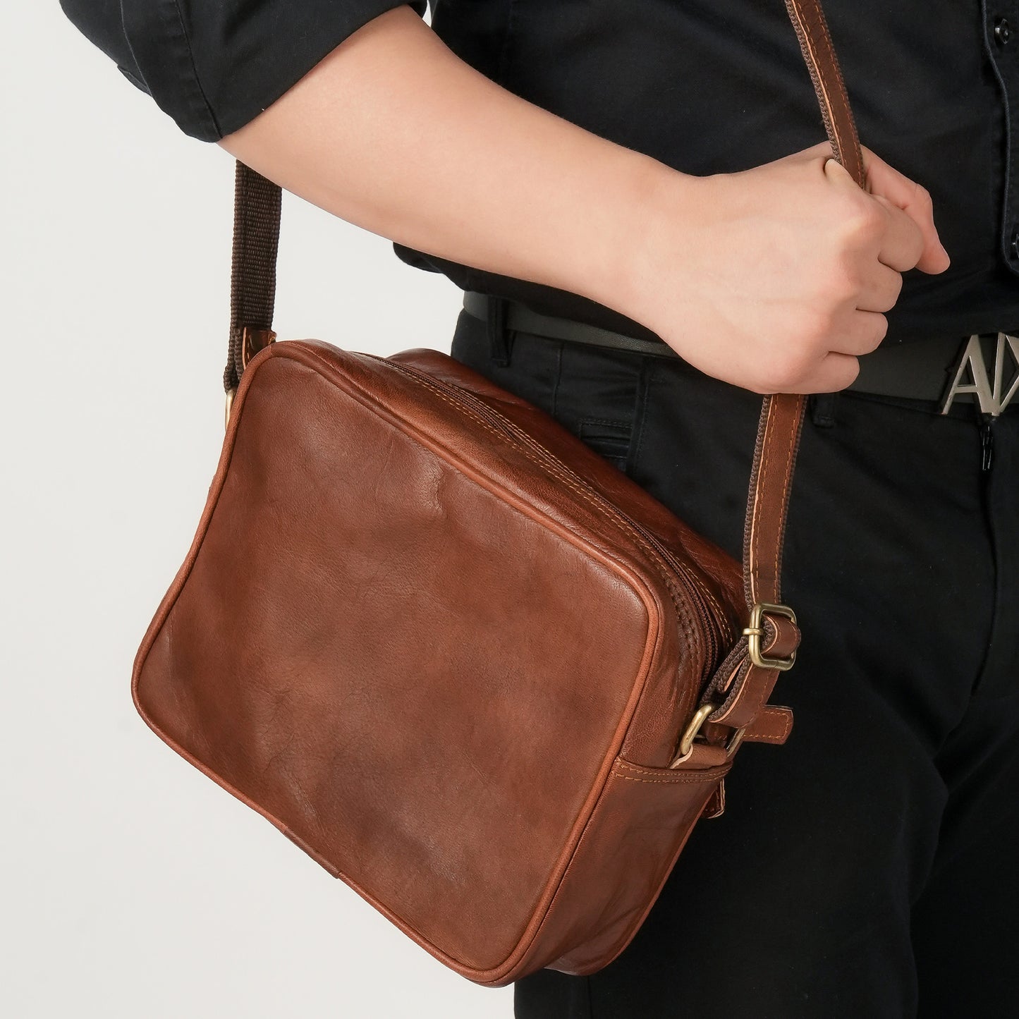 Godzi Unisex Leather Crossbody Bag – Compact Brown