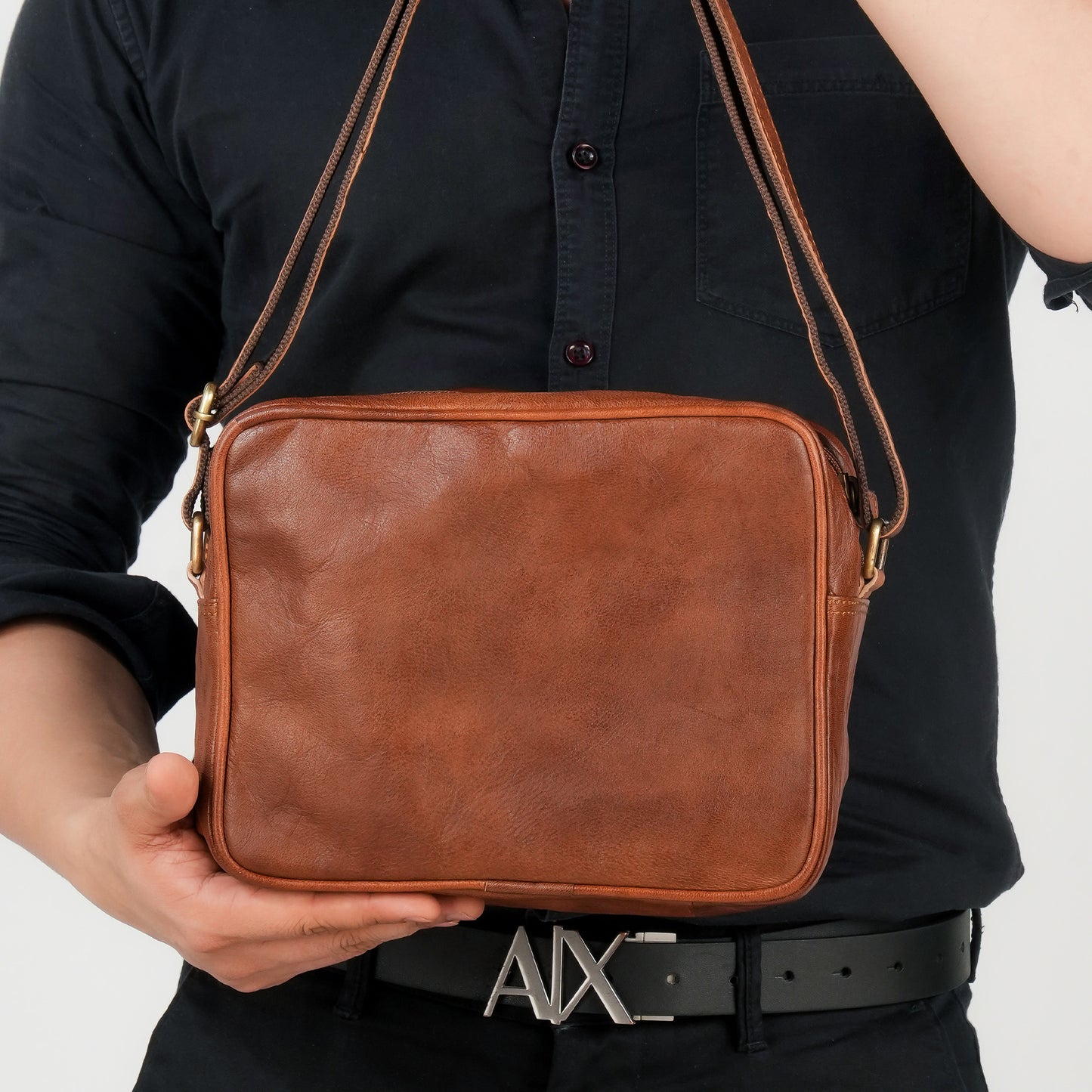 Godzi Unisex Leather Crossbody Bag – Compact Brown