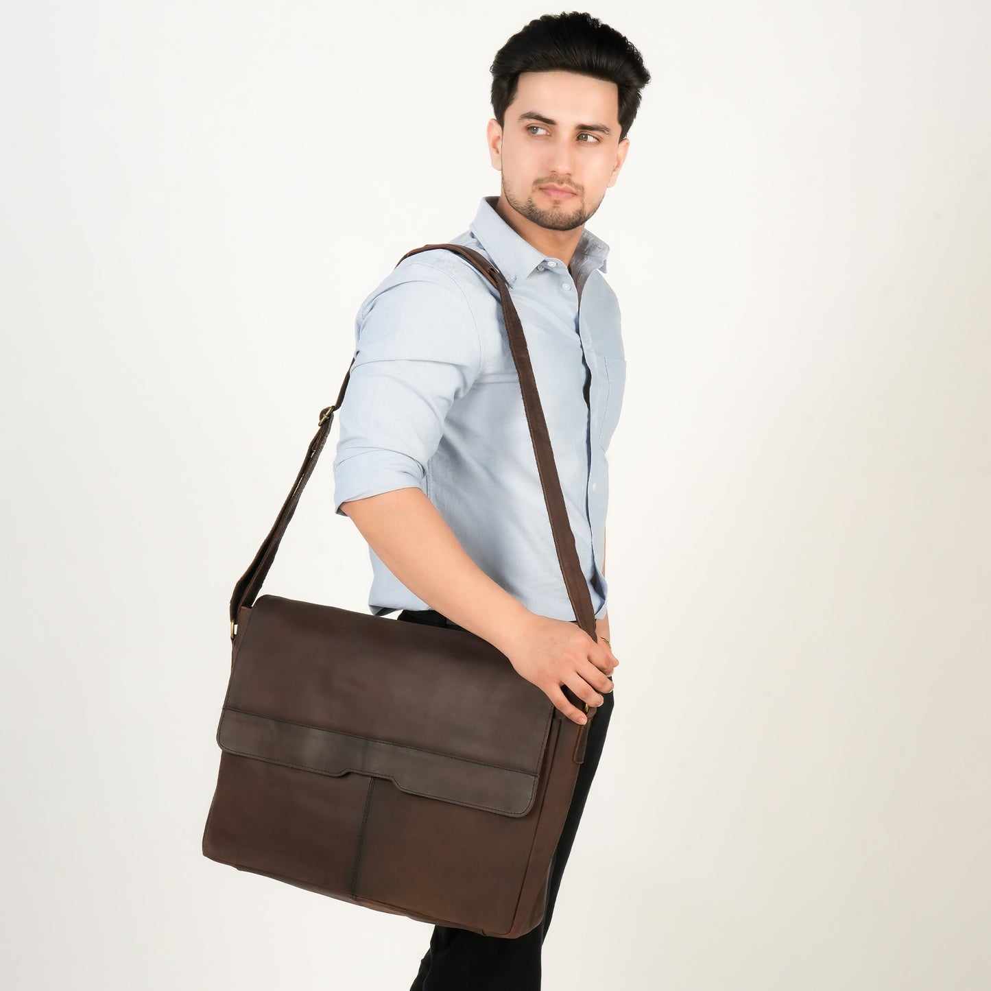 Godzi Buffalo Leather Messenger Bag β Vintage 18