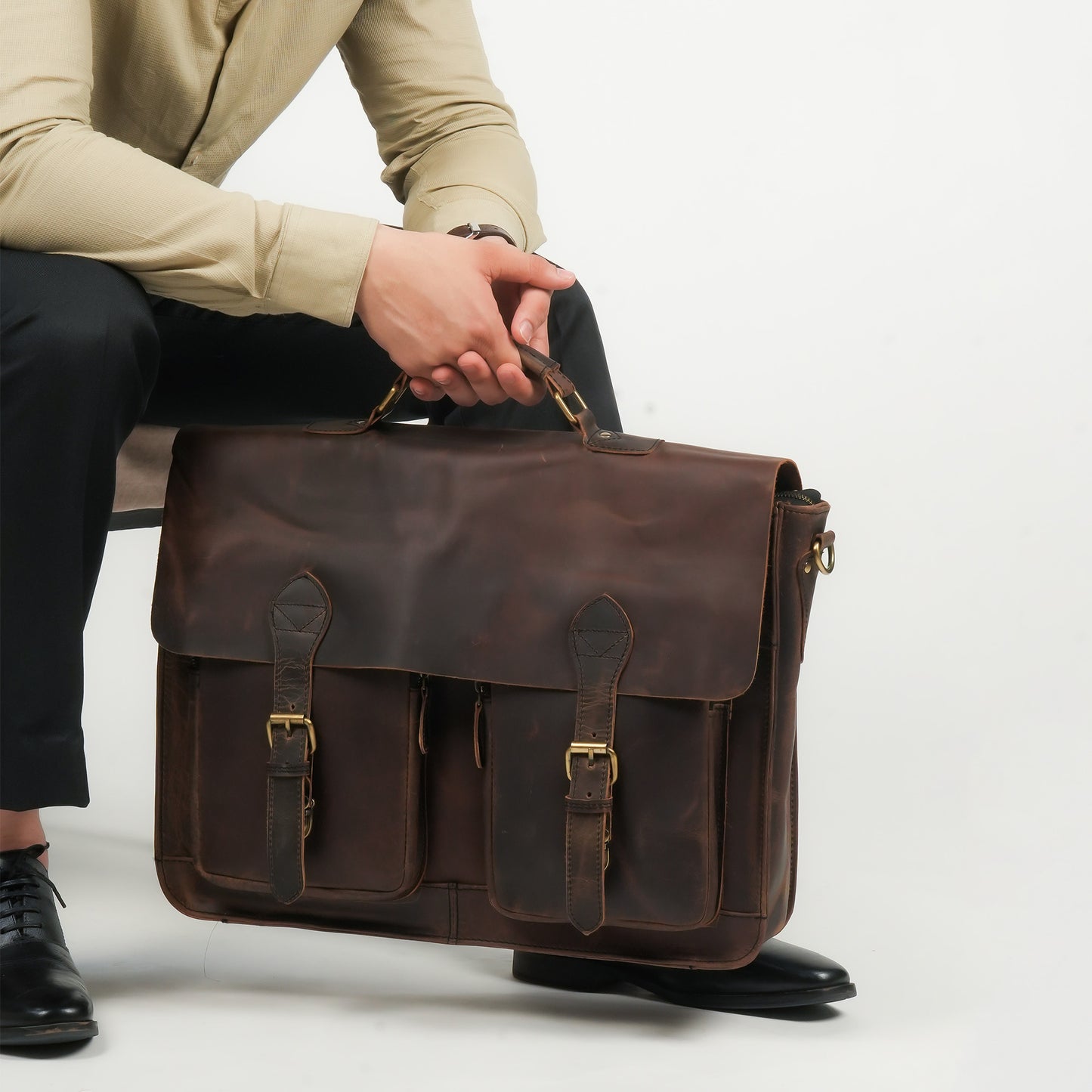 Godzi Buffalo Leather Messenger – The Designer