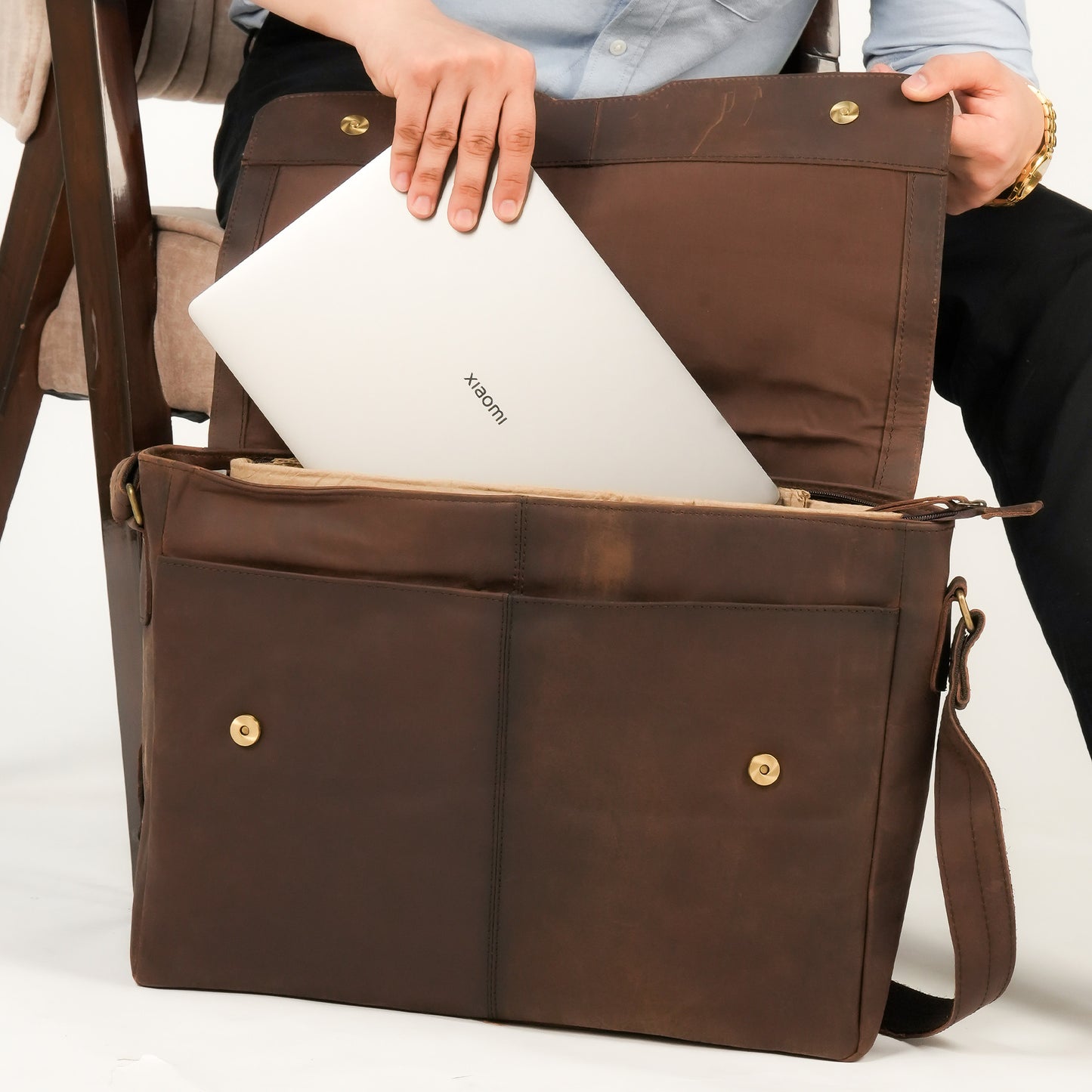 Godzi Buffalo Leather Messenger Bag – Vintage 18