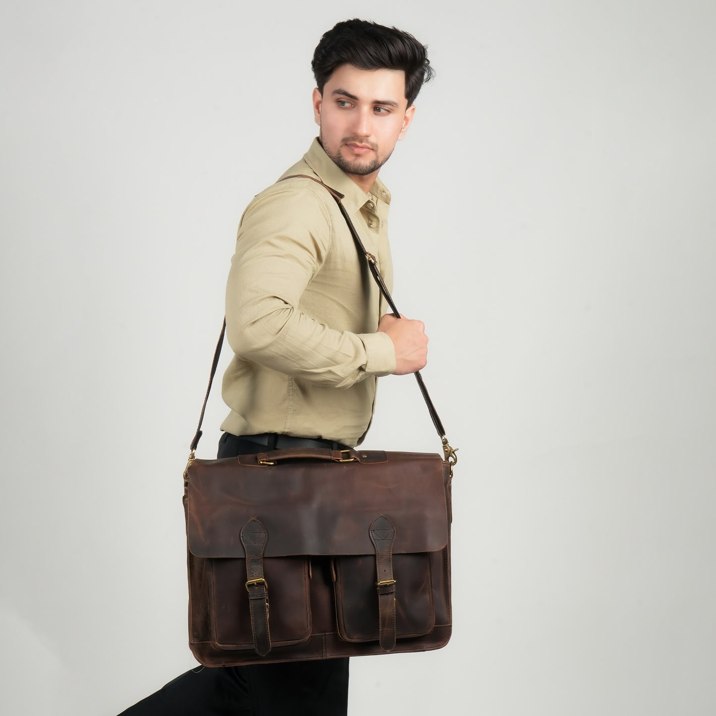 Godzi Buffalo Leather Messenger – The Designer